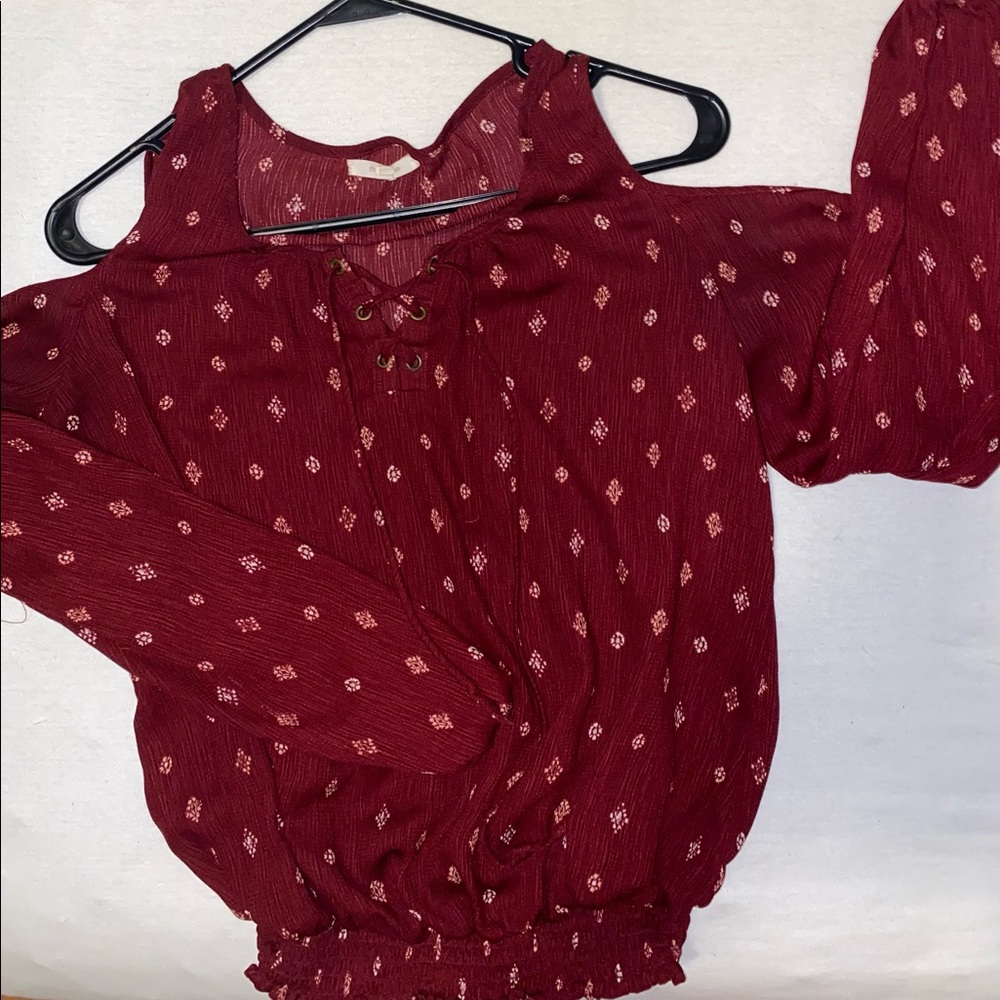 Very cute red top 🤍